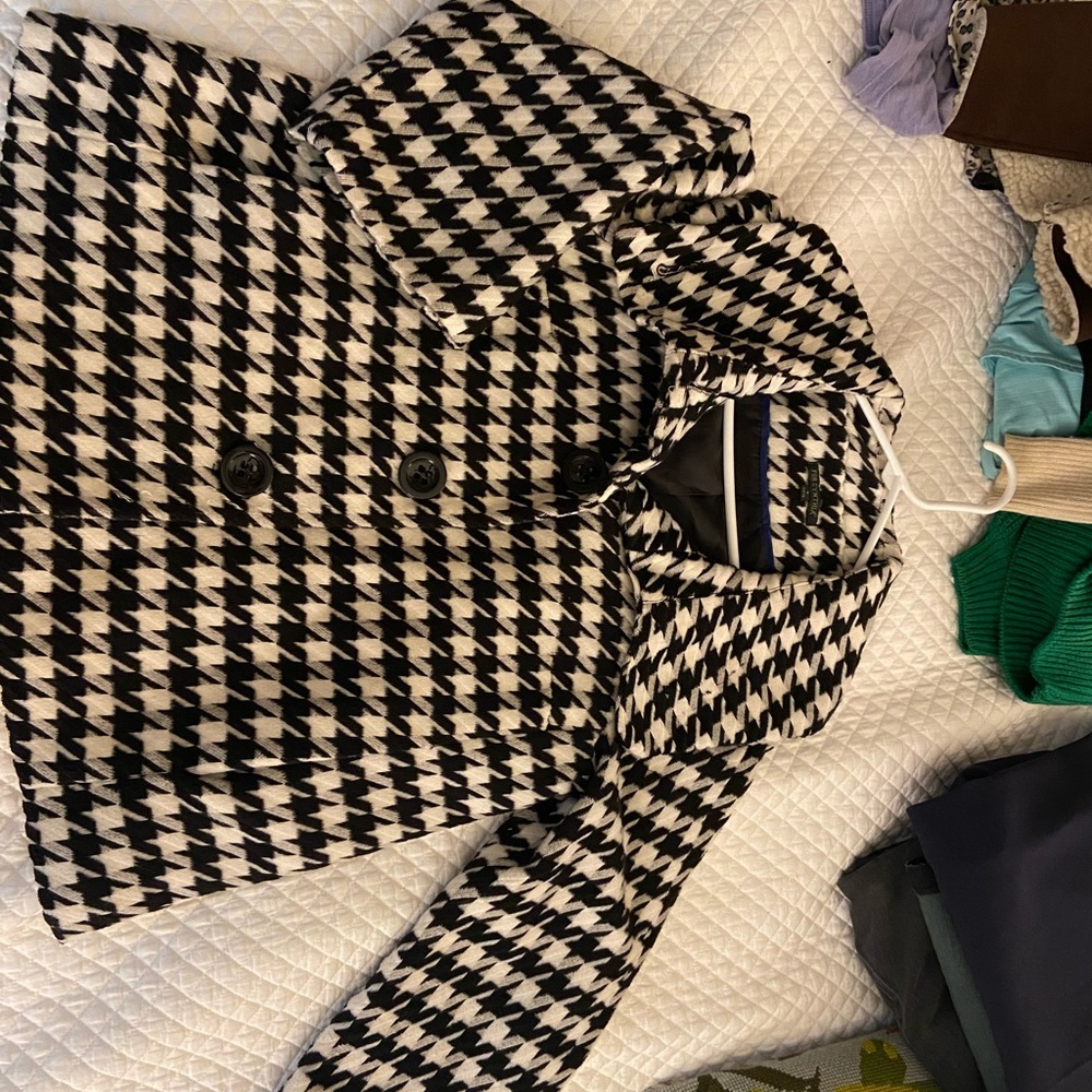 Black white houndstooth 3 button coat w big collar, frnt pockets & bell sleeves